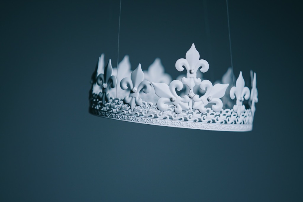 shallow focus photography white crown hanging decor