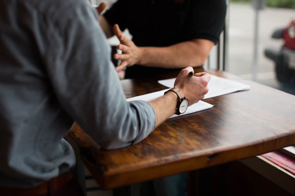 Werkgever en stagiair in functioneringsgesprek