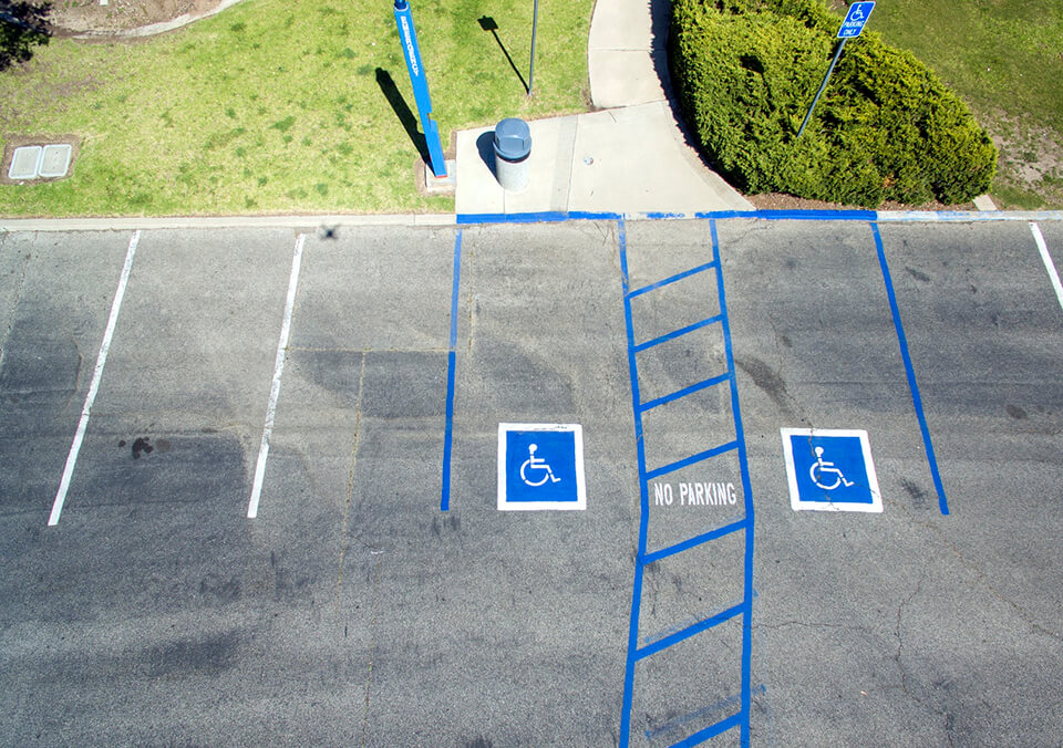 Invalidenparkeerplaats met markeringen op de weg