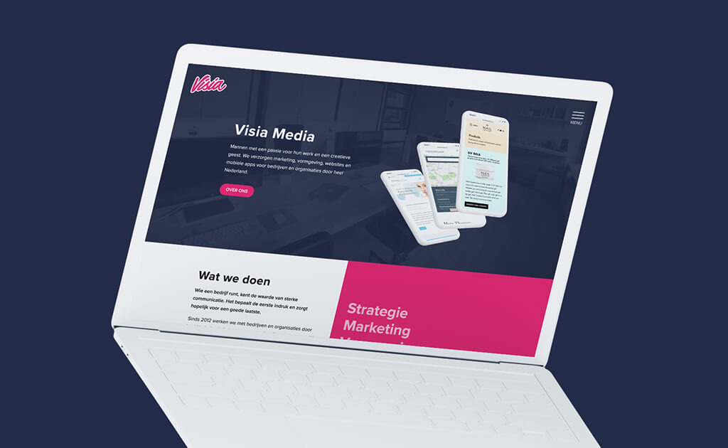 Open laptop met een rebrandingwebsite met Visia Media-branding en tekst over strategie en marketingdiensten tegen een blauwe achtergrond.