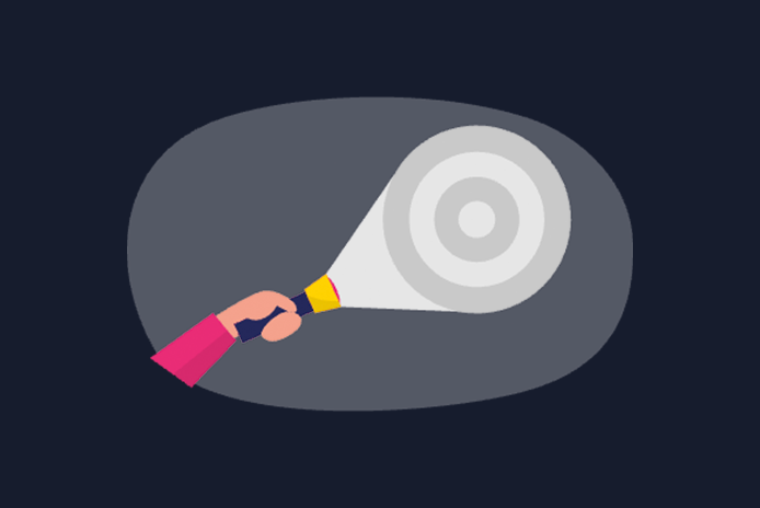 Een hand die een brandende zaklamp vasthoudt en concentrische cirkels op een donkere achtergrond verlicht, net zoals het zoeken naar een verborgen pagina wanneer uw website niet vindbaar is op Google.