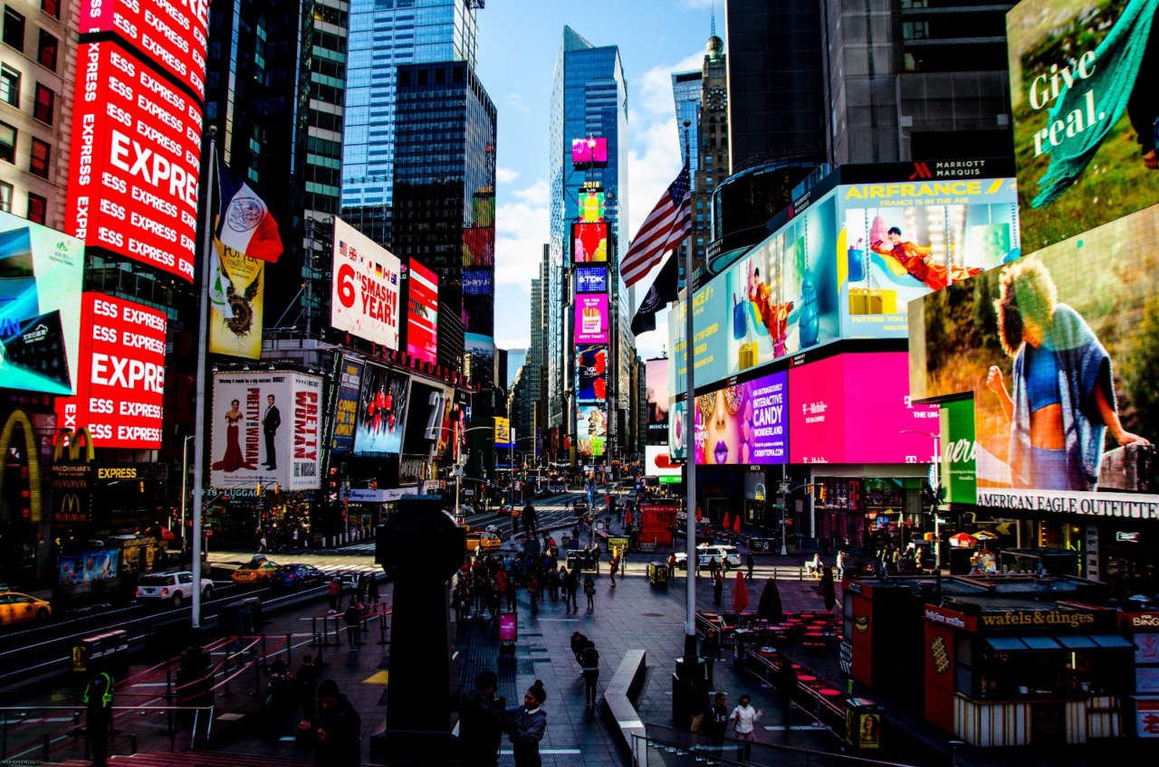 voorbeeld opvallen als bedrijf: times square vol met advertenties