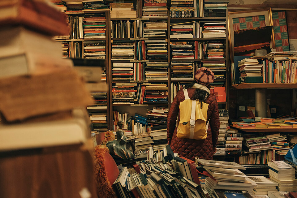 Foto van een rommelige winkel