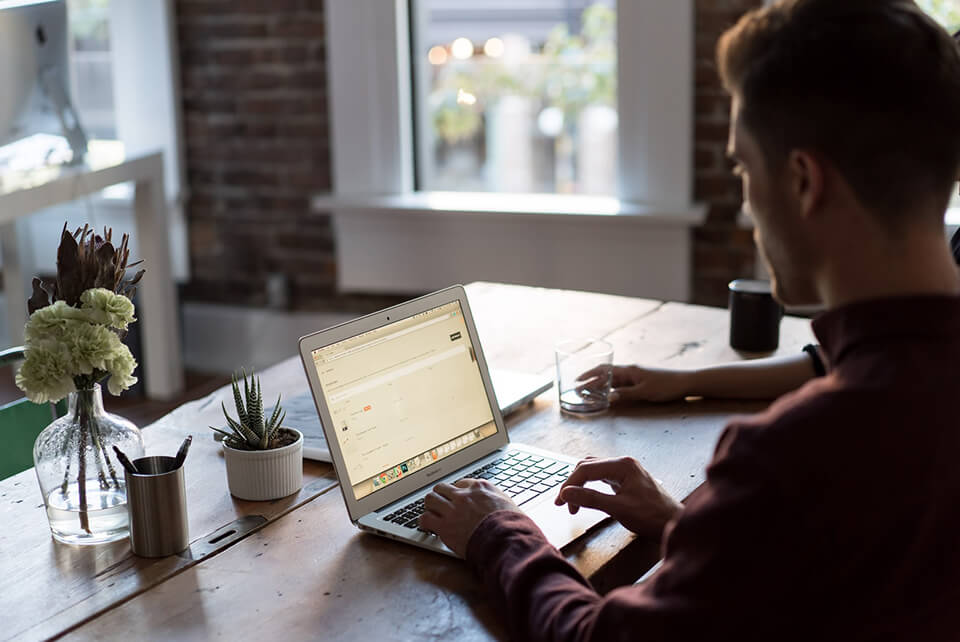 Thuiswerker achter zijn laptop