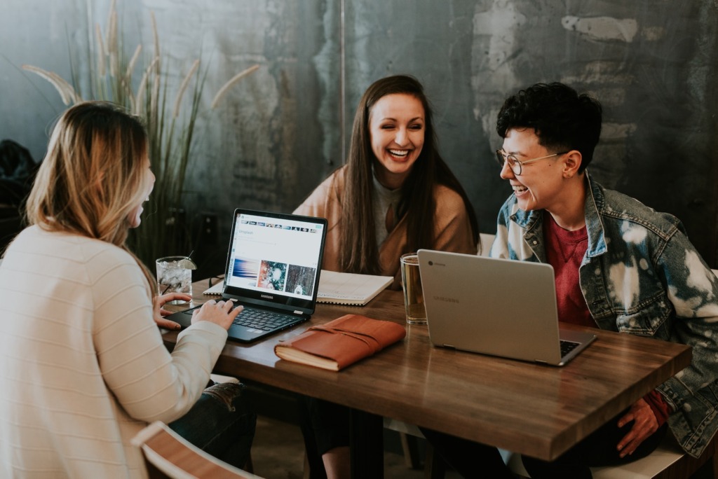 Collega's van een bedrijf met een leuke bedrijfscultuur