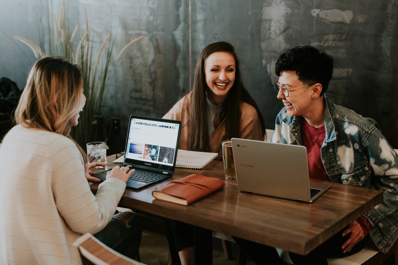 Collega's van een bedrijf met een leuke bedrijfscultuur