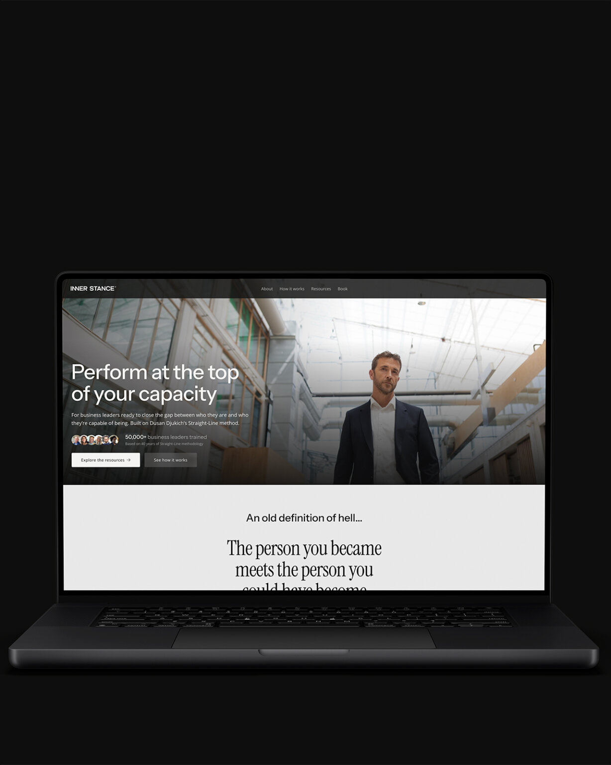 Op een laptop is een website te zien over hoe je optimaal kunt presteren, met daarop een man in een zakelijke omgeving die laat zien hoe krachtig het is om een innerlijke houding te ontwikkelen die tot succes leidt.