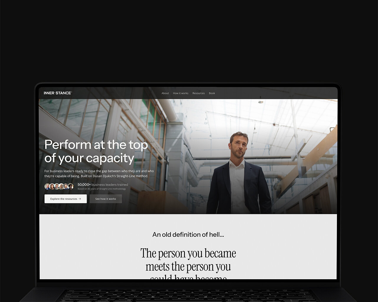 Op een laptop is een website te zien over hoe je optimaal kunt presteren, met daarop een man in een zakelijke omgeving die laat zien hoe krachtig het is om een innerlijke houding te ontwikkelen die tot succes leidt.
