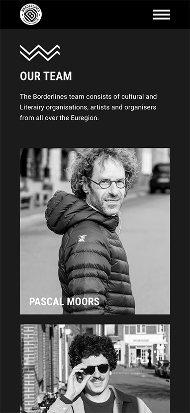 Twee zwart-witfoto's van teamleden uit het Borderlines-team, met tekstbeschrijving, met daarop Pascal Moors. De elegantie van zwart-wit weerspiegelt de essentie en kameraadschap van het Borderlines-team.