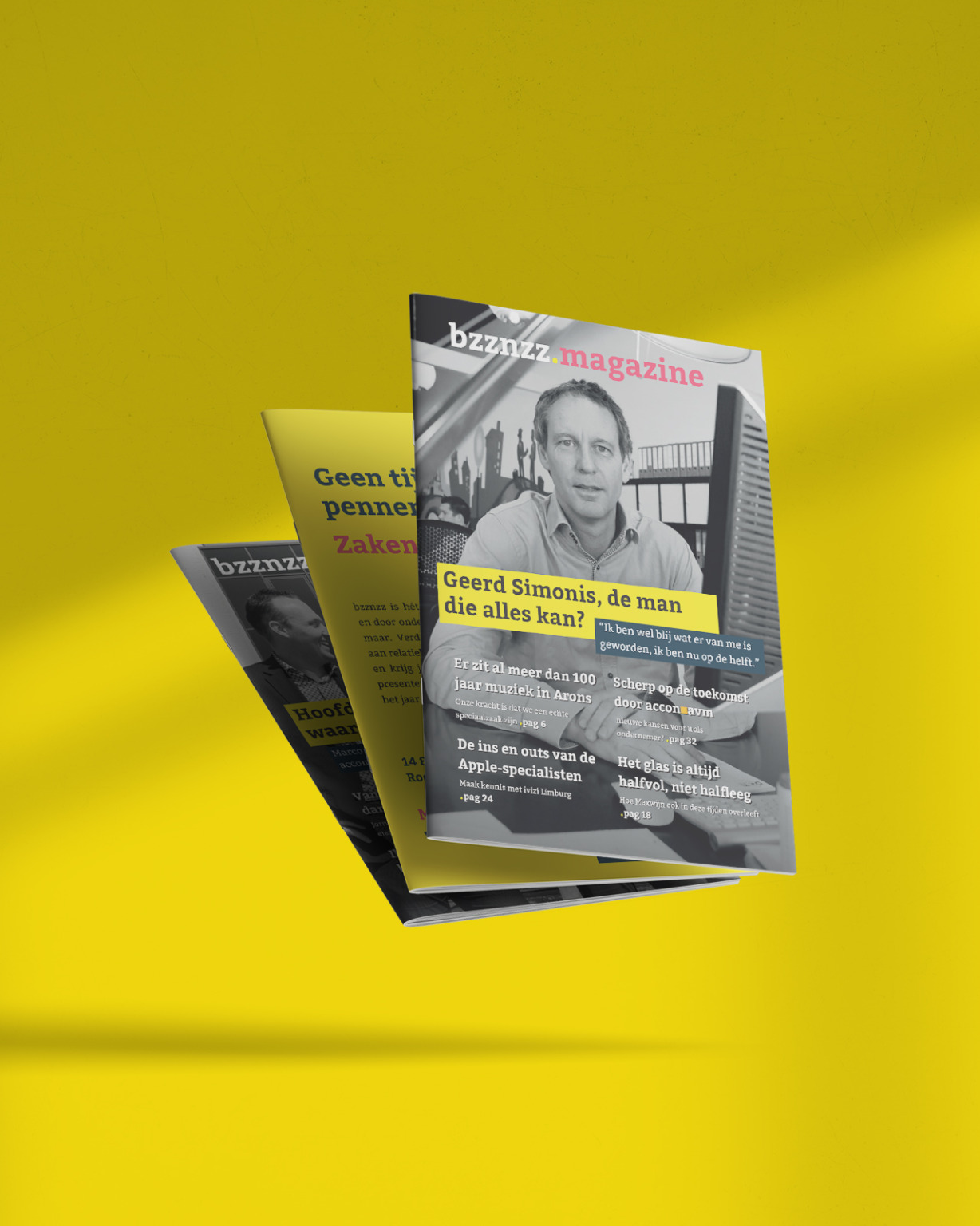 Drie nummers van het tijdschrift Bzznzz waaierden uit op een gele achtergrond, waarbij de voorkant te zien was met een man op een opvallende zwart-witfoto.
