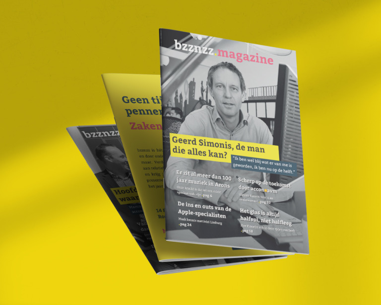 Drie nummers van het tijdschrift Bzznzz waaierden uit op een gele achtergrond, waarbij de voorkant te zien was met een man op een opvallende zwart-witfoto.