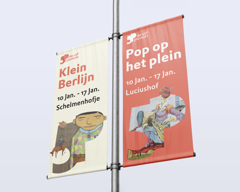 Twee verticale spandoeken op een paal ter promotie van de evenementen "Klein Berlijn" en "Pop op het plein" op De 5 Pleintjes, 10-17 januari.