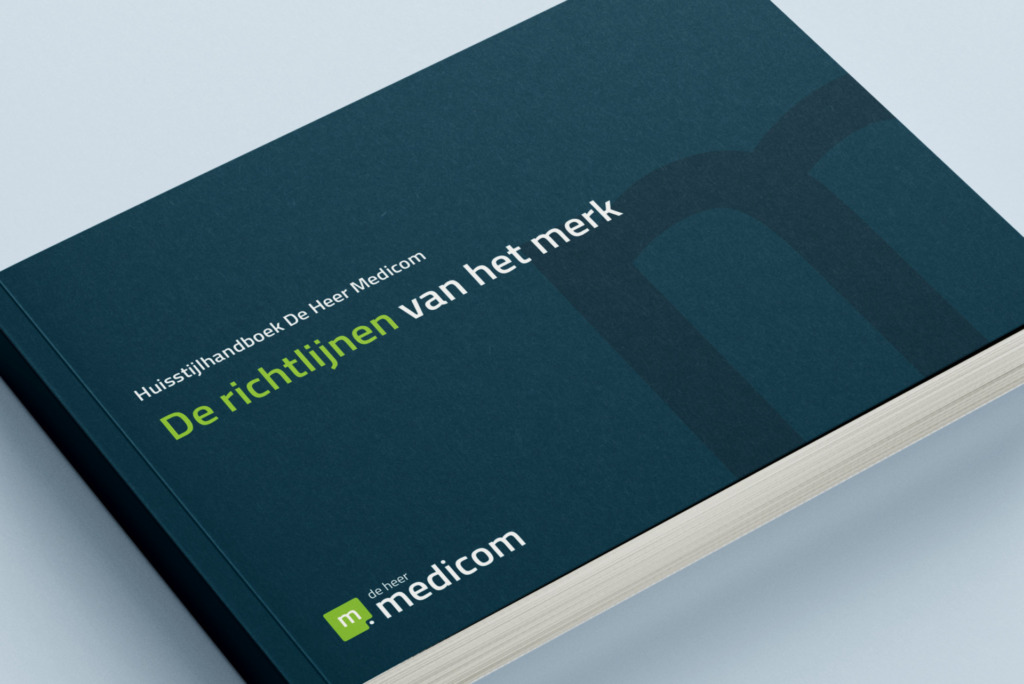 Een donkerblauw boek getiteld "De richtlijnen van het merk", voorzien van een groen logo en witte tekst op de omslag, dient als uitgebreid huisstijlhandboek.