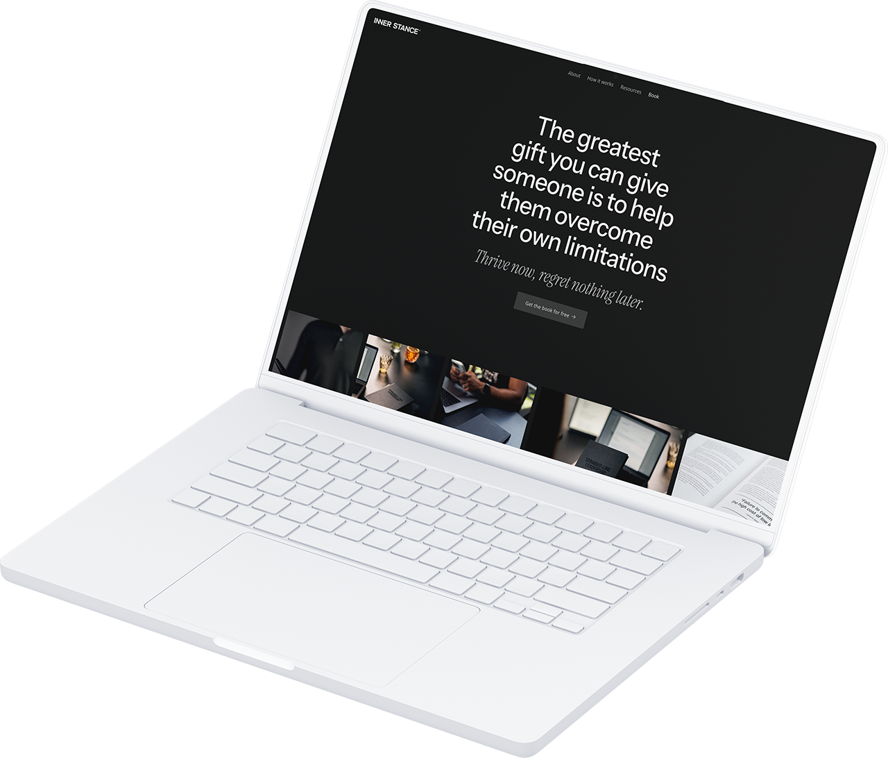 Een witte laptop waarop een motiverende quote over ‘Inner Stance’ op het scherm te zien is, gefotografeerd vanuit een schuine hoek.
