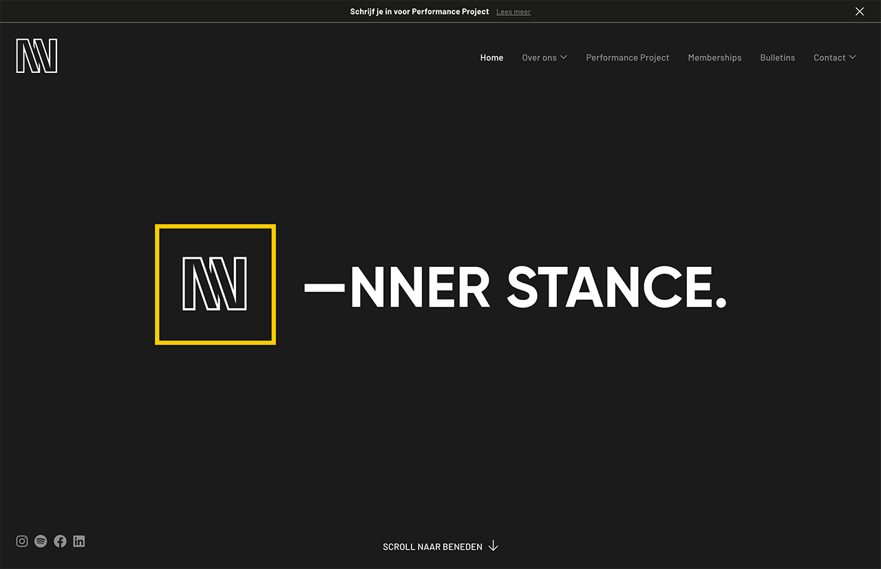 Op de startpagina wordt "INNER STANCE" prominent weergegeven naast een krachtig "I"-logo in een geel vierkant, alles tegen een strakke donkere achtergrond.