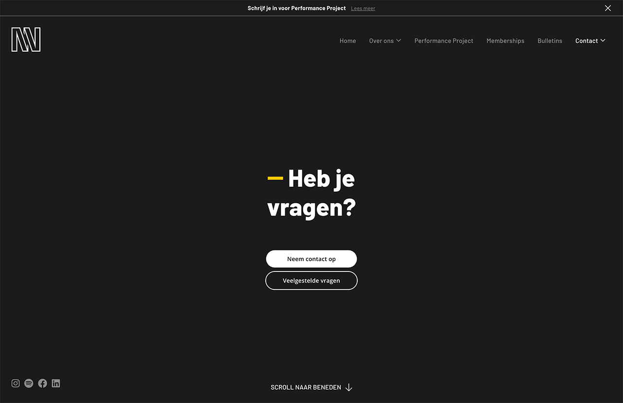 Donkere website met "Heb je vragen?" tekst in het midden, een contactknop en een knop met veelgestelde vragen hieronder. Het topmenu, geschreven in het Nederlands, straalt een Inner Stance van helderheid en eenvoud uit.
