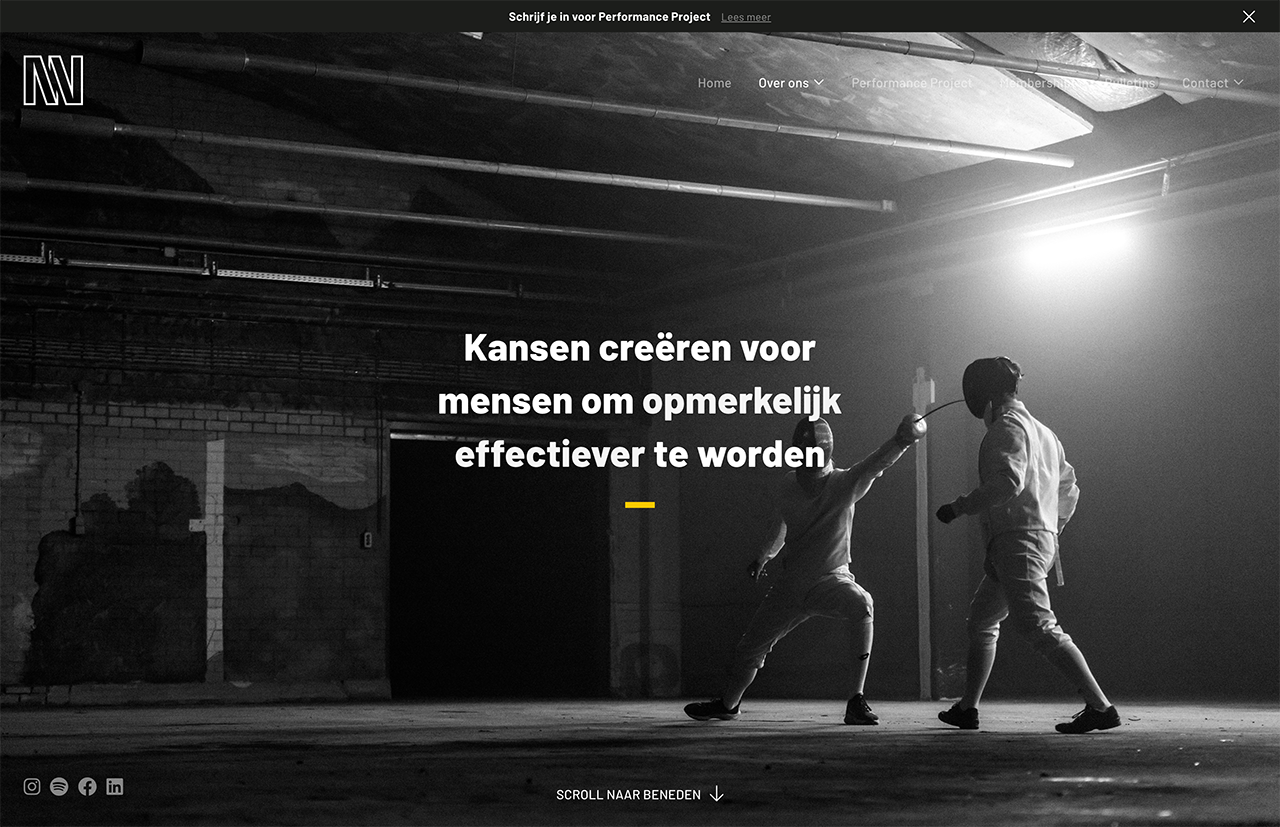 Twee schermers oefenen in een slecht verlichte industriële ruimte, waarbij hun bewegingen een krachtige innerlijke houding weerspiegelen. De Nederlandse tekst overlay luidt: "Kansen creëren voor mensen om opmerkelijk te worden.