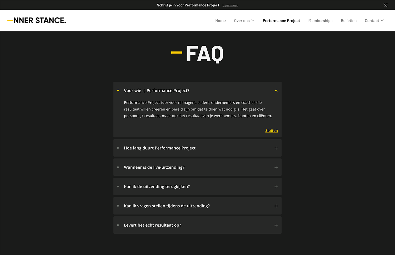 De FAQ-sectie van een website bevat vragen in het Nederlands en gedetailleerde antwoorden in een vervolgkeuzelijst, allemaal tegen een strakke zwarte achtergrond. Deze lay-out moedigt gebruikers aan om een innerlijke houding van nieuwsgierigheid en onderzoek aan te nemen terwijl ze door de informatie navigeren.