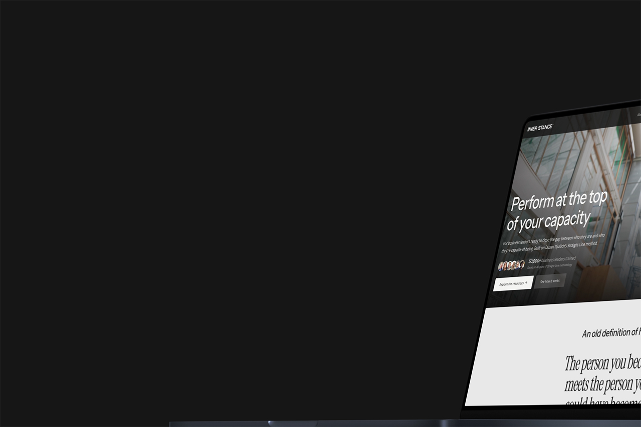 Gedeeltelijk beeld van een laptopscherm waarop een website te zien is met tekst op een donkere achtergrond, wat een innerlijke houding weerspiegelt die gericht is op duidelijkheid en minimalisme.