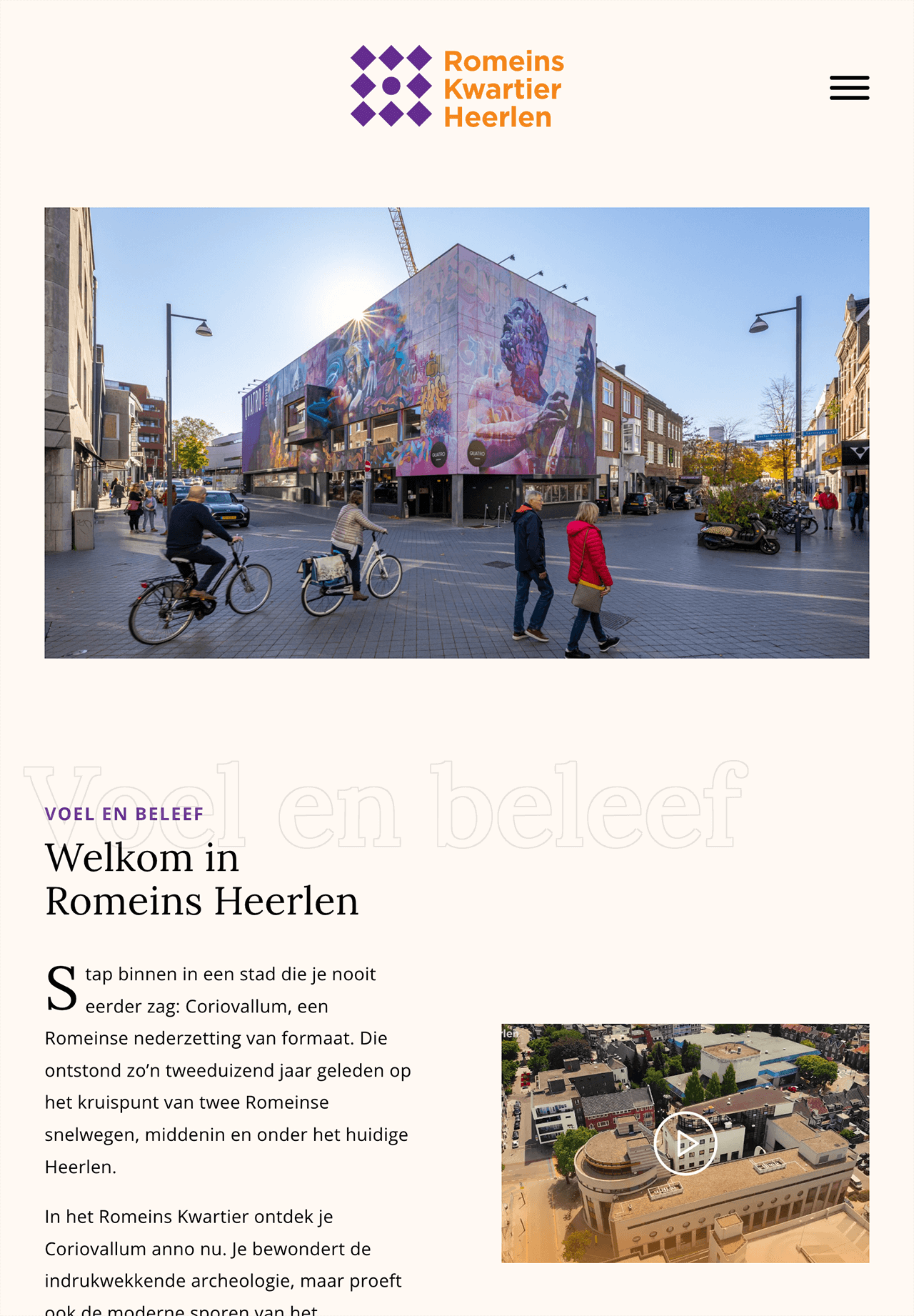 Fietsers en voetgangers passeren onder een blauwe lucht een kleurrijke muurschildering in het Romeins Kwartier van Heerlen.
