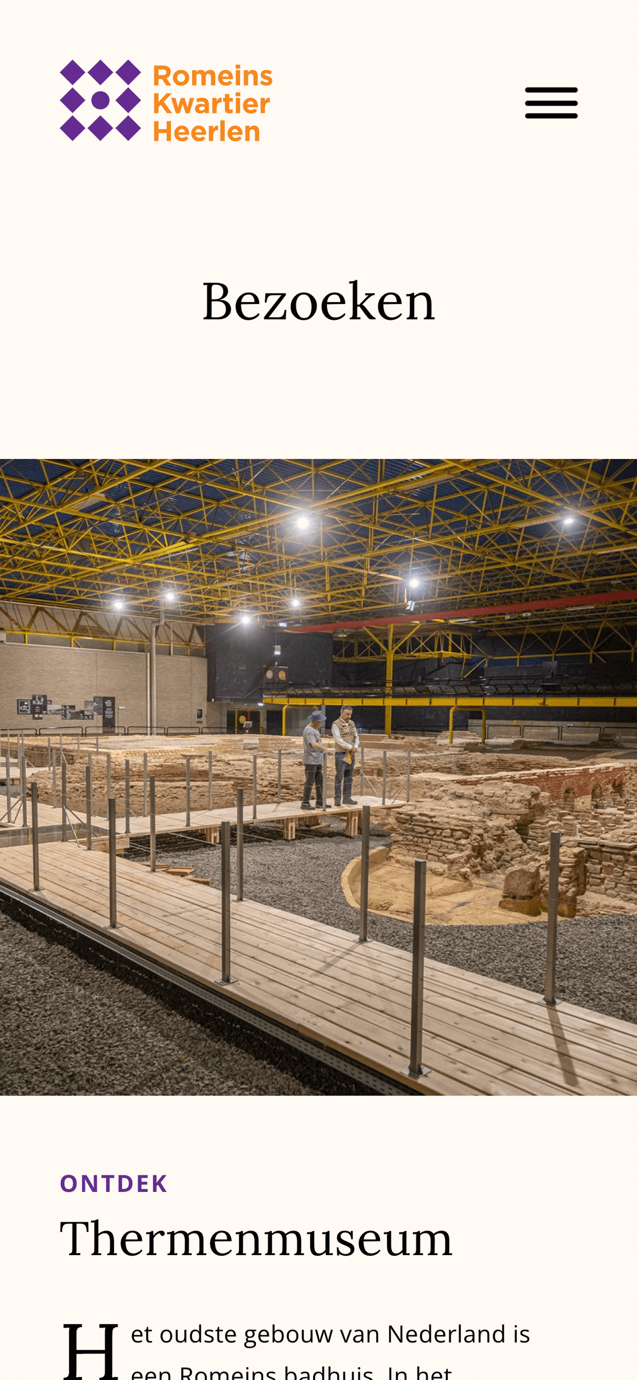 Twee mensen lopen door de overdekte tentoonstelling Romeins Kwartier in Heerlen en verwonderen zich over de grote reconstructie en het gele plafondkader.