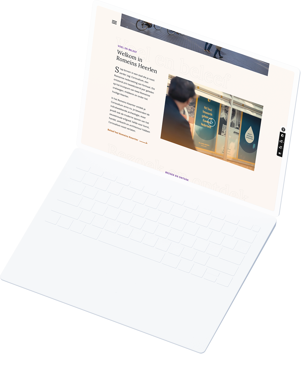 Op een witte laptop staat een website met een afbeelding van een persoon die naar een etalage met waterdruppels staart. Het tafereel geeft op subtiele wijze de charme van het Romeins Kwartier in Heerlen weer, waarbij moderne technologie wordt gecombineerd met historische allure.