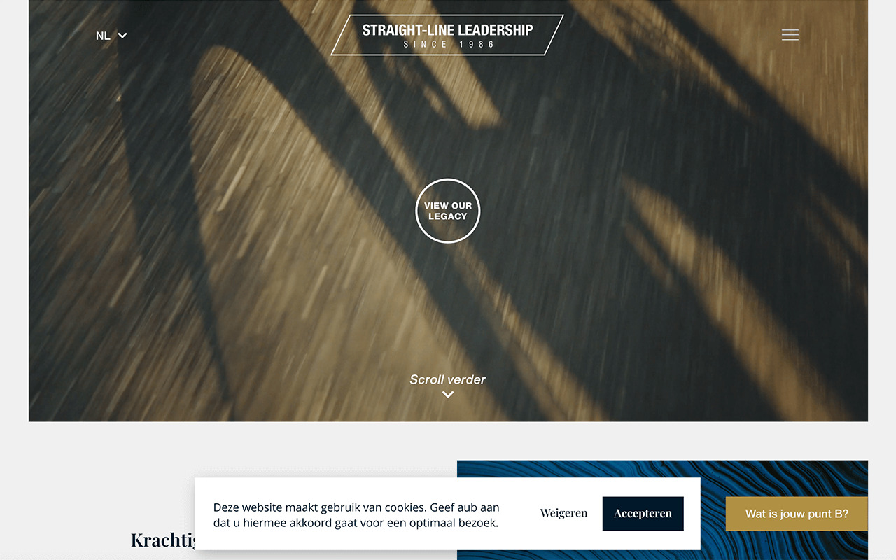 Startpagina van de website met een banner 'Straight-Line Leadership', een knop 'Bekijk onze erfenis' en een pop-up voor toestemming voor cookies die onze Straight Line-aanpak van uitmuntendheid laat zien.