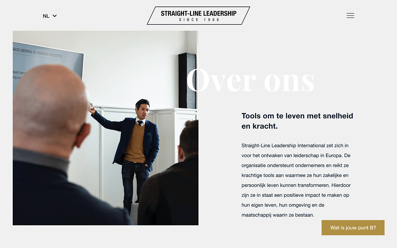 Een man in pak geeft een presentatie voor een publiek over Straight-Line Leadership, waarbij hij dieper ingaat op de belangrijkste principes die op het scherm worden weergegeven.