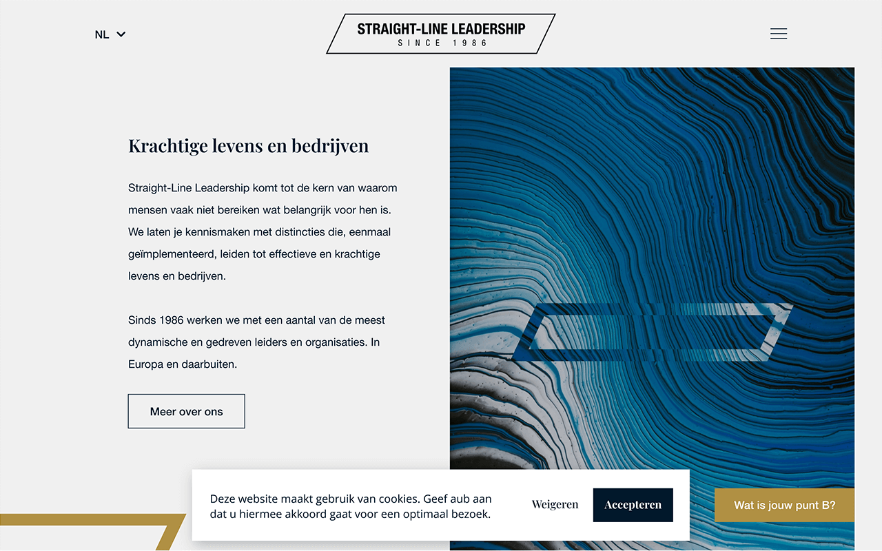 Een website met tekst over Straight-Line Leadership in het Nederlands, compleet met een navigatiemenu, een blauw abstract patroon aan de rechterkant en een pop-up voor toestemming voor cookies.