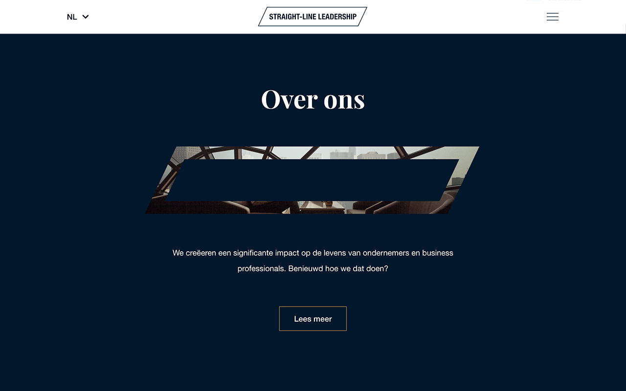 Websitegedeelte met een kopje 'Over ons', een donkerblauwe achtergrond en een knop 'Lees meer' eronder, geïnspireerd op de principes van Straight-Line Leadership.