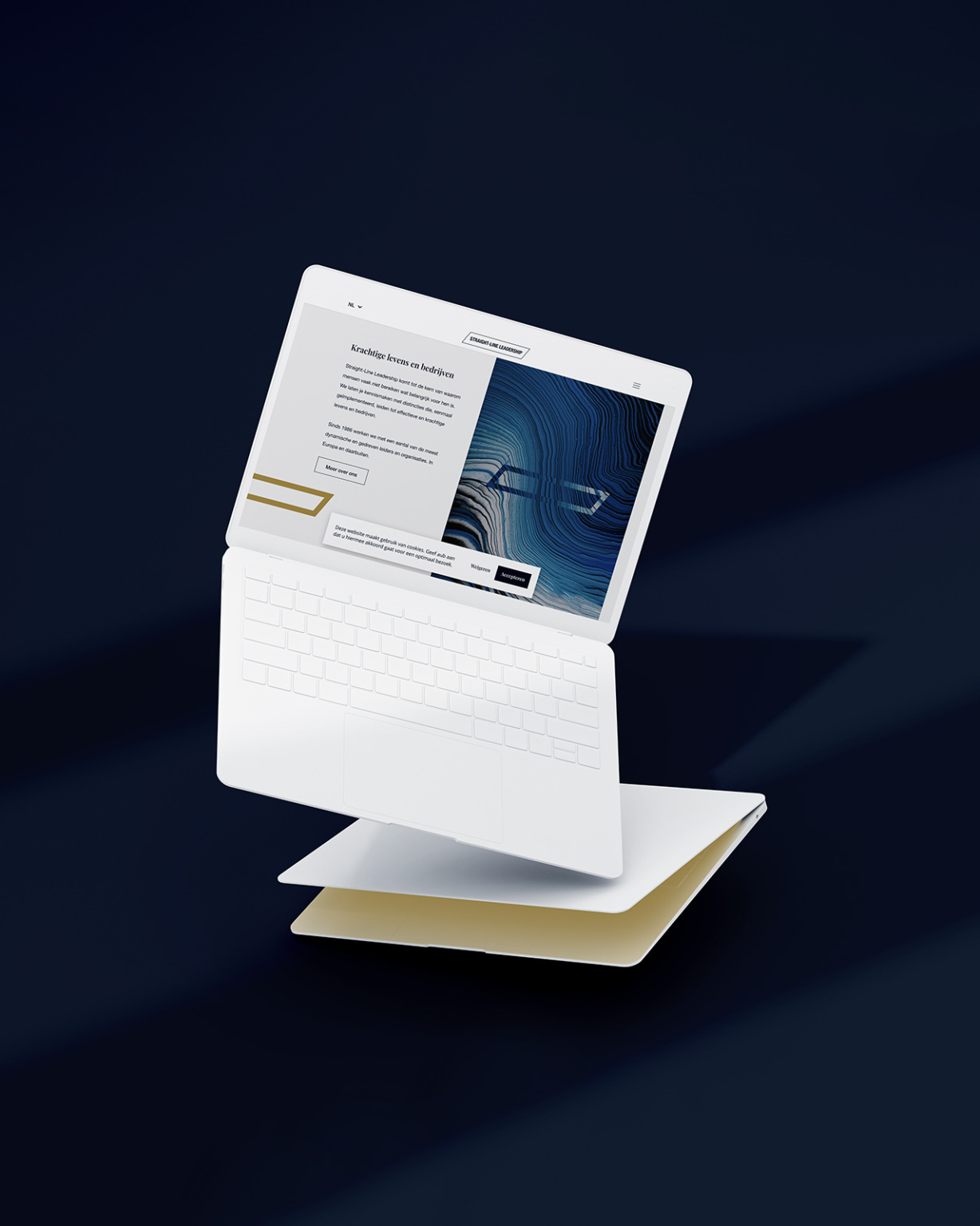 Een slanke, witte laptop staat open en zweeft in de lucht tegen een donkerblauwe achtergrond, met een Straight-Line Leadership-website op het scherm.