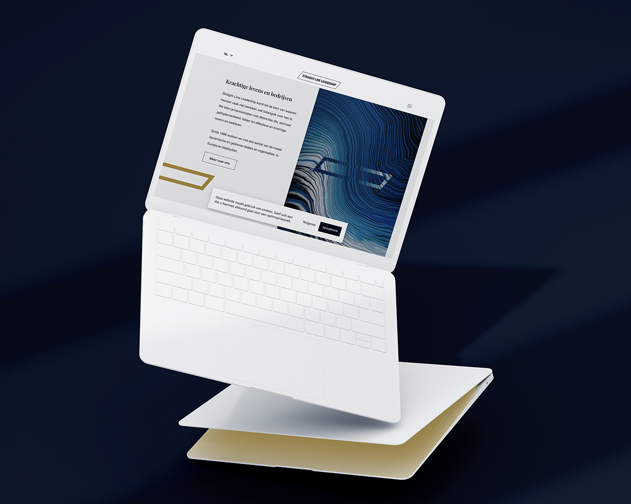 Een slanke, witte laptop staat open en zweeft in de lucht tegen een donkerblauwe achtergrond, met een Straight-Line Leadership-website op het scherm.