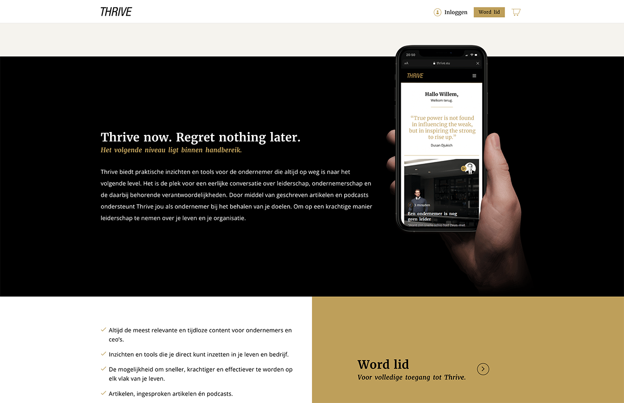 Een persoon houdt een smartphone vast waarop de website van Thrive te zien is, met Nederlandse tekst en informatie over lidmaatschapsvoordelen.