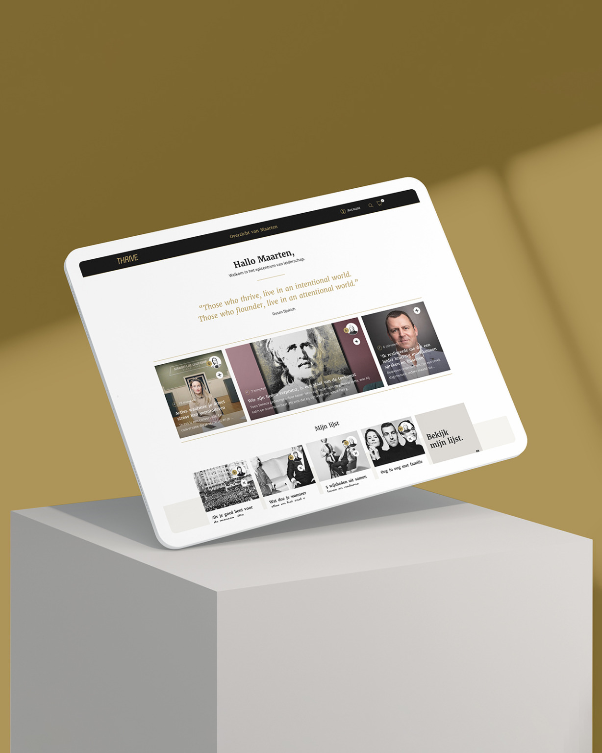 Tablet met een educatieve website waarop lezers kunnen floreren met boekaanbevelingen, citaten en auteursfoto's.
