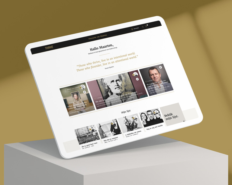 Tablet met een educatieve website waarop lezers kunnen floreren met boekaanbevelingen, citaten en auteursfoto's.