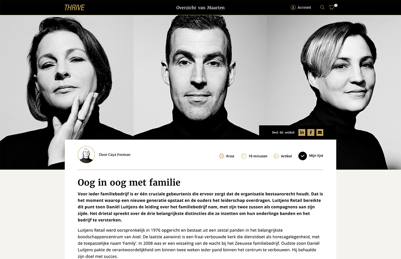 Zwart-witafbeelding van drie mensen in coltruien bovenaan een Nederlands artikel met de titel 'Oog in oog met familie', dat illustreert hoe ze samen gedijen door gedeelde ervaringen.