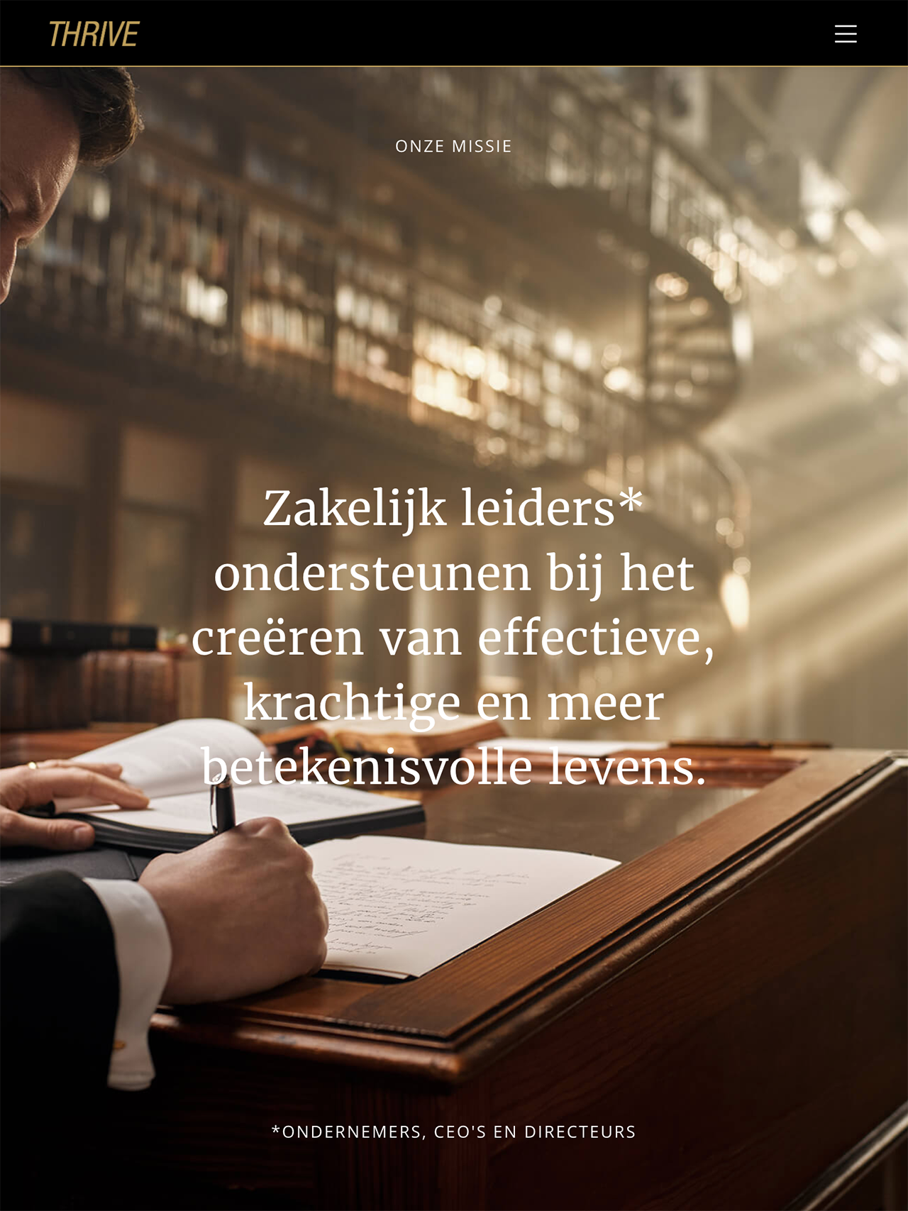 Een persoon die aan een bureau schrijft met een tekst in het Nederlands over het ondersteunen van bedrijfsleiders om te gedijen voor een zinvoller leven.