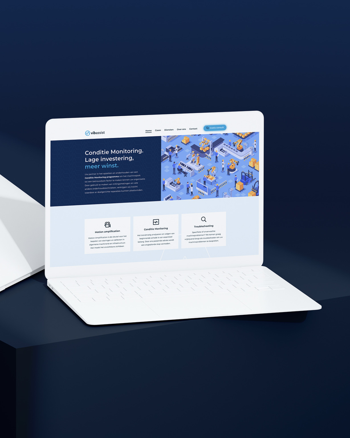 Een witte laptop op een donker oppervlak met daarop een website over condition monitoring in het Nederlands.
