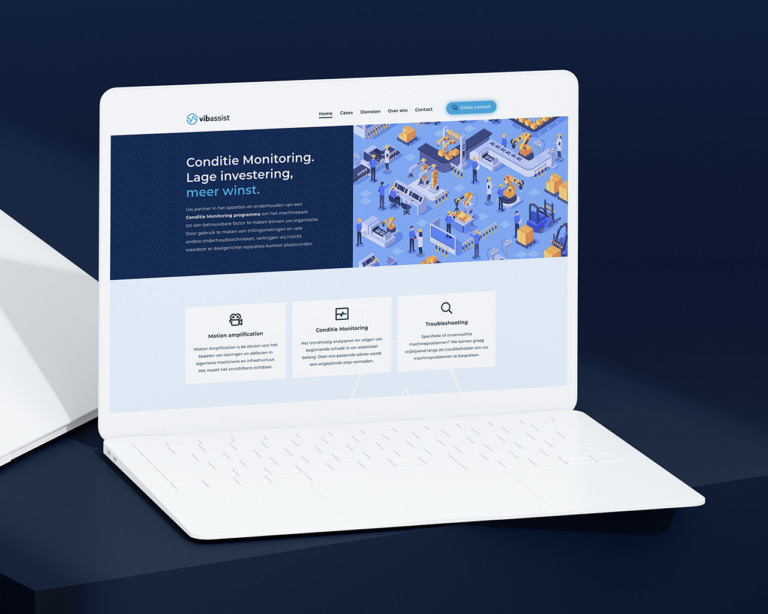 Een witte laptop op een donker oppervlak met daarop een website over condition monitoring in het Nederlands.