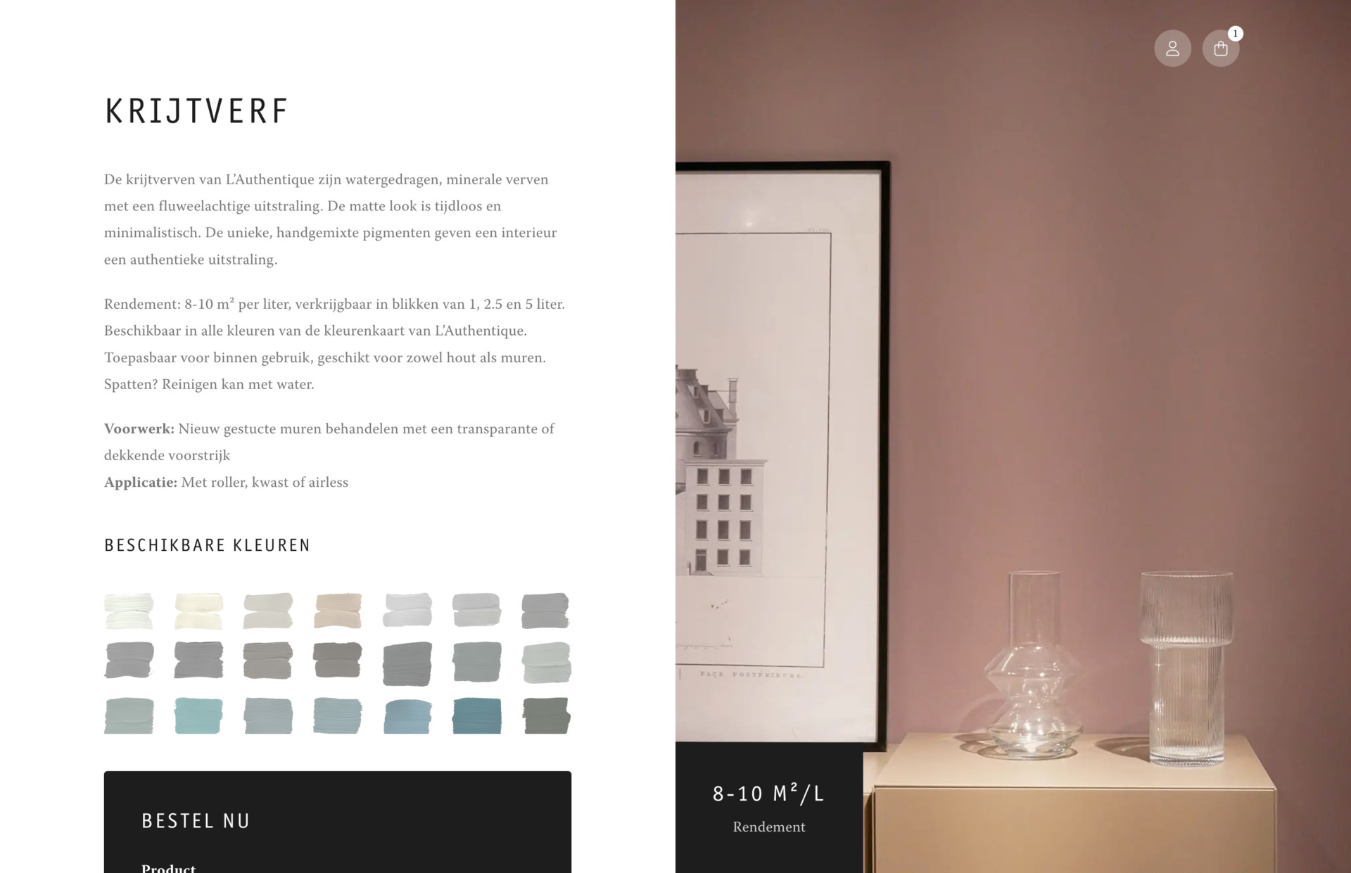 Links een brochure met de verfopties van L'Authentique en een foto van ingelijste kunst en glaswerk op een plank tegen een roze muur.