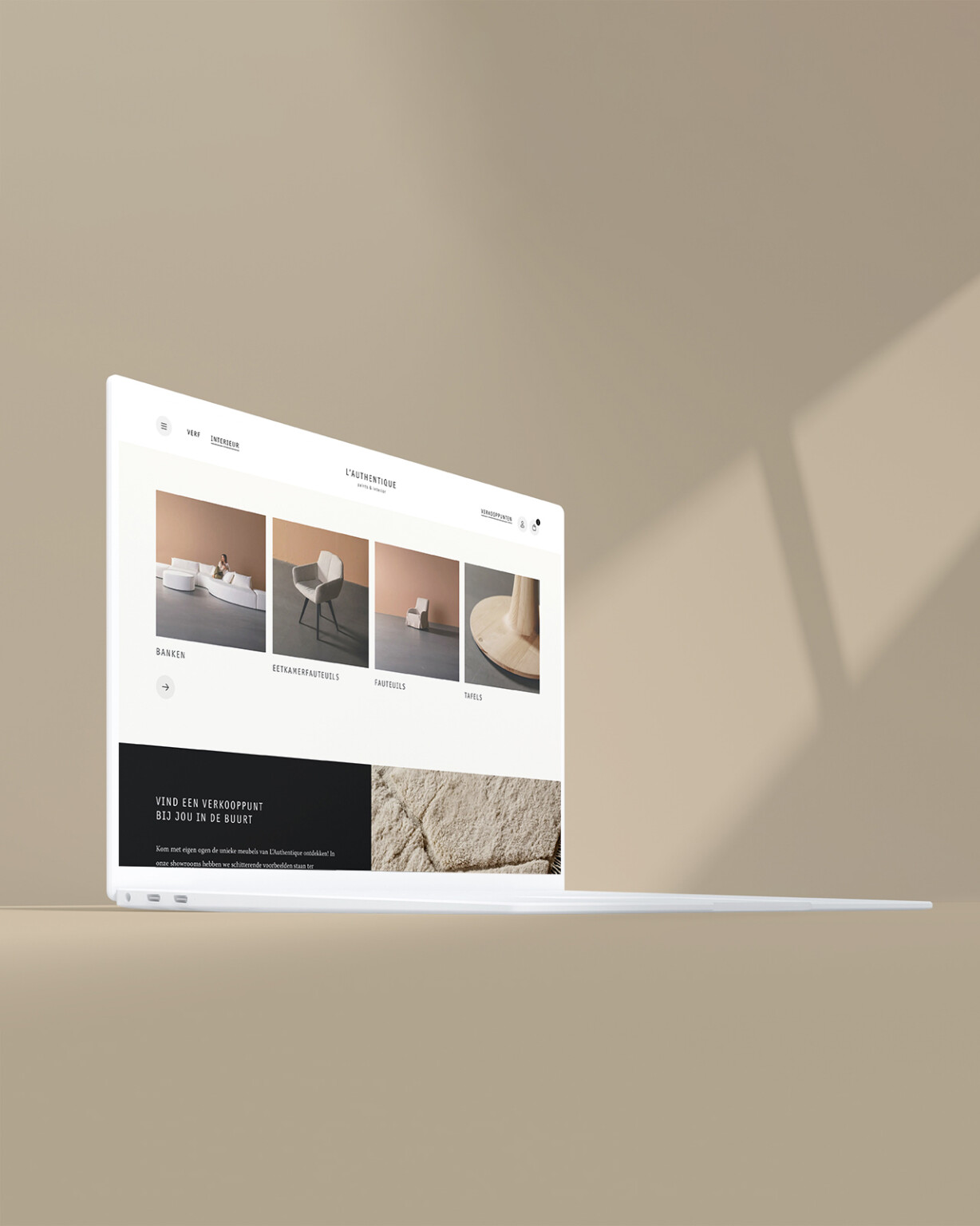 Op een laptopscherm is een minimalistische website te zien met woonaccessoires van L'Authentique, allemaal tegen een chique beige achtergrond.