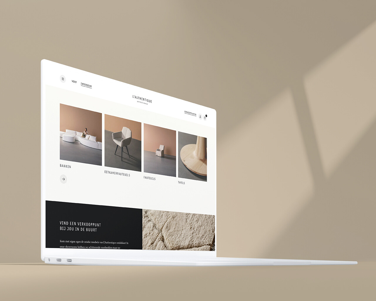 Op een laptopscherm is een minimalistische website te zien met woonaccessoires van L'Authentique, allemaal tegen een chique beige achtergrond.