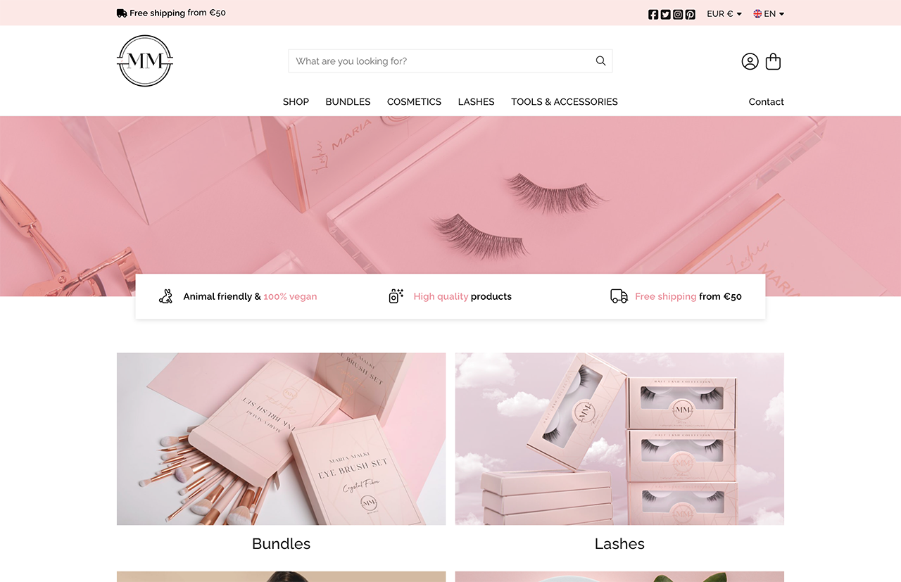 Schermafbeelding van de schoonheidsproductwebsite van Maria Malki met wimpers, bundels en verschillende cosmetica op een roze achtergrond.