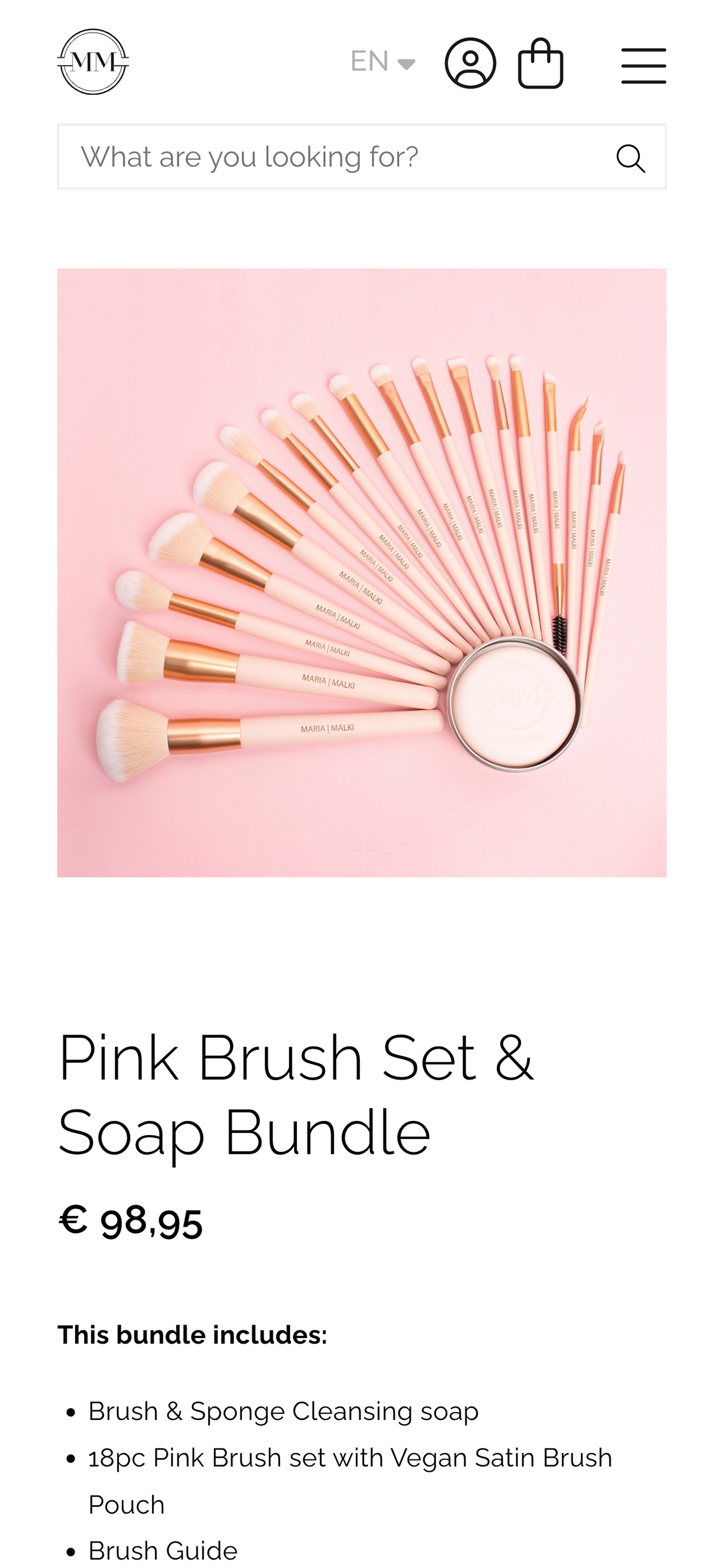 De Pink Brush Set & Soap Bundle van Maria Malki Cosmetics bevat 18 premium make-upborstels en een reinigende zeep, prachtig weergegeven op een roze achtergrond. Prijs: € 98,95.