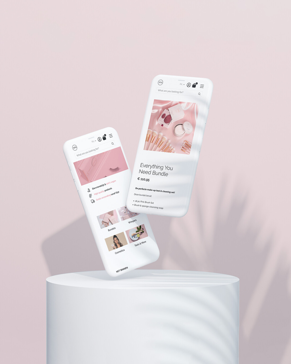 Op twee smartphones is een roze en witte shopping-app te zien met schoonheidsproducten van Maria Malki Cosmetics, zwevend boven een wit platform.