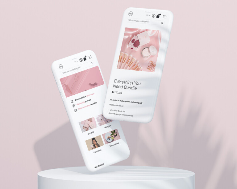 Op twee smartphones is een roze en witte shopping-app te zien met schoonheidsproducten van Maria Malki Cosmetics, zwevend boven een wit platform.