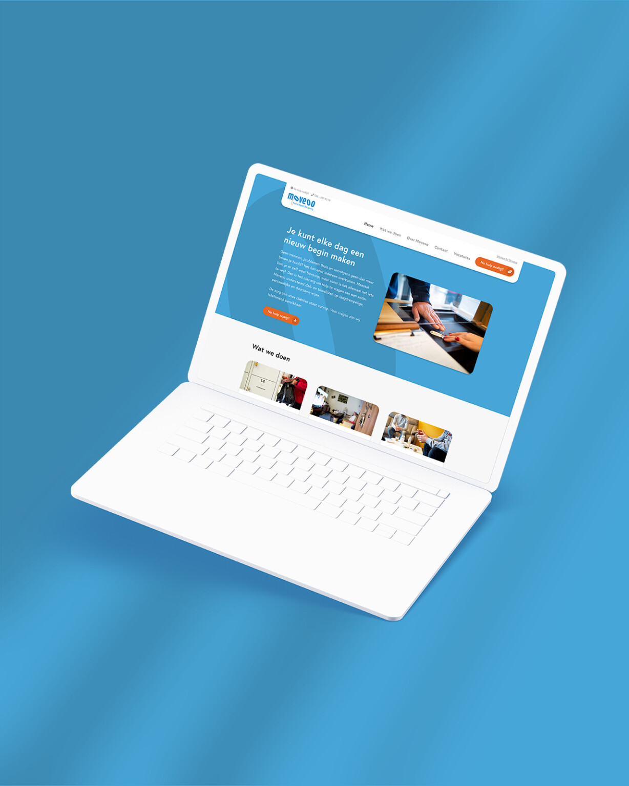 Laptop waarop de Moveoo-website wordt weergegeven met een blauwe achtergrond, afbeeldingen en tekst op het scherm, tegen een blauwe achtergrond met kleurverloop.