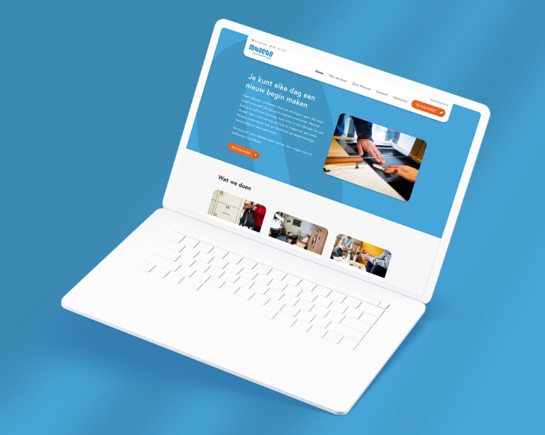 Laptop waarop de Moveoo-website wordt weergegeven met een blauwe achtergrond, afbeeldingen en tekst op het scherm, tegen een blauwe achtergrond met kleurverloop.