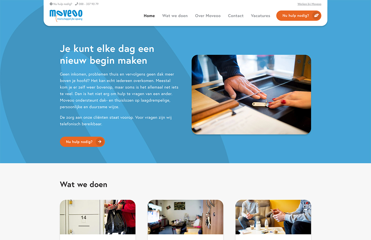 De startpagina van de website van Moveoo bevat secties over diensten, contact, blog en ondersteuning voor financiële en persoonlijke hulp.
