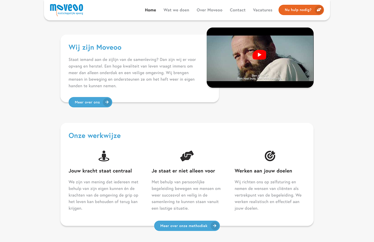 Screenshot van de Moveoo-website met tekstgedeelten en een video met een man. Het Moveoo-platform biedt ondersteuning en begeleiding.